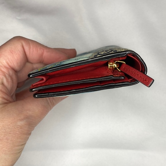 Gucci GG supreme bloom wallet blue, and white floral red interior with COA - Picture 8 of 11